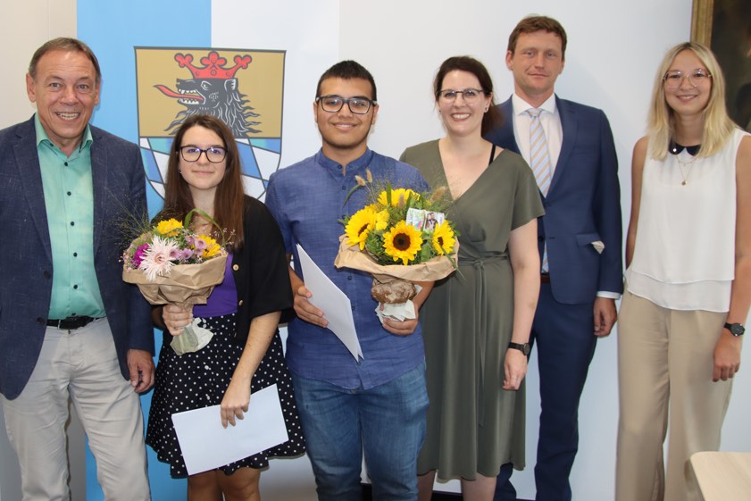 Bürgermeister Harald Reisner (links), die beiden Ausbilderinnen Juliane Schubert (Dritte von rechts) und Eva Brandstetter (rechts) sowie Geschäftsleiter Christian Finster (Zweiter von rechts) beglückwünschten Pia Gottwald und Hasan Özen. Foto: Stadt Schrobenhausen