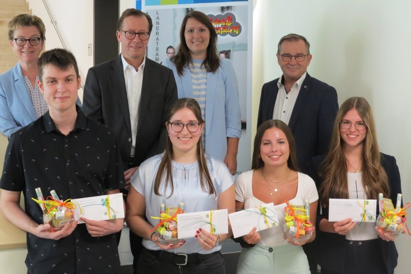 Vorne, von links: Christoph Pilsner, Verena Schmeller, Kathrin Amann und Nina Meyer. Hinten, von links: Sachgebiets-Leiterin Alice Köstler-Hösl, Abteilungs-Leiter Walter Reisinger, Ausbildungs-Leiterin Julia Schneider und Vize-Landrat Karl Huber. Foto: Rottler
