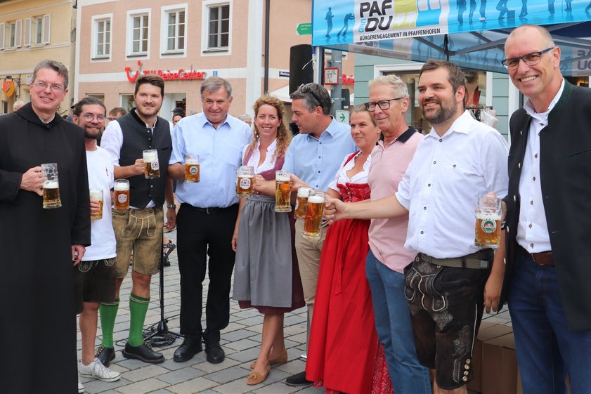 Von links: Pater Lukas Wirth vom Kloster in Scheyern, Christian Leibig (Vertriebsleiter Müllerbräu), Manuel Müller (Geschäftsführer Müllerbräu), Lorenz Stiftl (Festwirt), Julia Spitzenberger (Festwirtin), Bürgermeister Thomas Herker, Landratsats-Stellvertreterin Kerstin Schnapp, Vize-Bürgermeister Roland Dörfler, ÖDP-Stadtrat und Volksfest-Referent Richard Fischer und Jürgen Charrois (Geschäftsführer gräfliches Hofbrauhaus Freising). Fotos: Stadt Pfaffenhofen