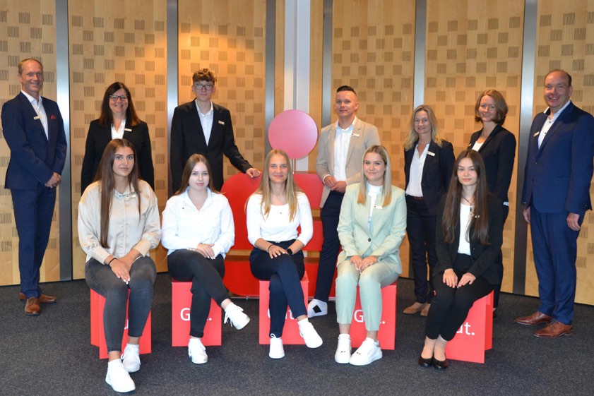 Sitzend, von links: Aida Catovic, Ayleen Giebl, Lena Greppmeier, Patrycja Marscholl, Sophie Bauer. Stehend, von links: Tino Müller (Vorstands-Mitglied), Ingrid Stocker (stellvertretendes Vorstands-Mitglied), Michael Heringer, Kacper Zelazek, Stefanie Kellerer (Personal-Entwicklung), Bettina Schöffmann (Personal-Entwicklung), Johann Kreitmayr (Personal-Leiter). Foto: Sparkasse
