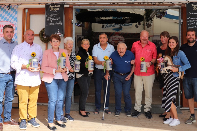 Von links: Bürgermeister Thomas Herker, Oswald Baumgärtner, Ulrike Eisenmann, Ingrid Stelzer, Sabine Kraus, Armin Kreis mit seinem Vater Helmut Kreis, Terry Fertsch, Veronika Maltan-Kleidorfer, Martina Lechner, Volksfest-Referent Richard Fischer. Foto: Stadt Pfaffenhofen
