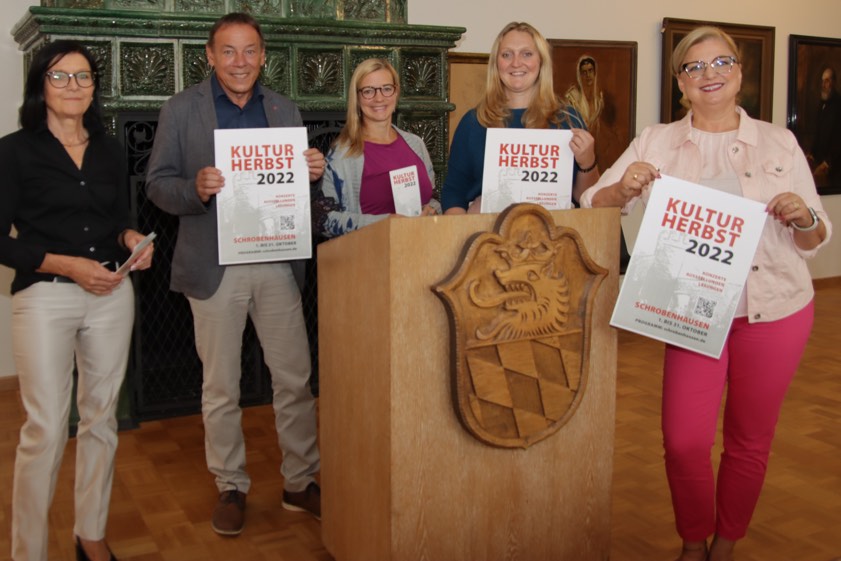 Bürgermeister Harald Reisner und das Organisations-Team – Claudia Freitag-Mair, Cordula Wiedenmann, Anja Schleiffer und Jana Gerstmaier – freuen sich auf den ersten Kultur-Herbst in Schrobenhausen. Foto: Stadt Schrobenhausen