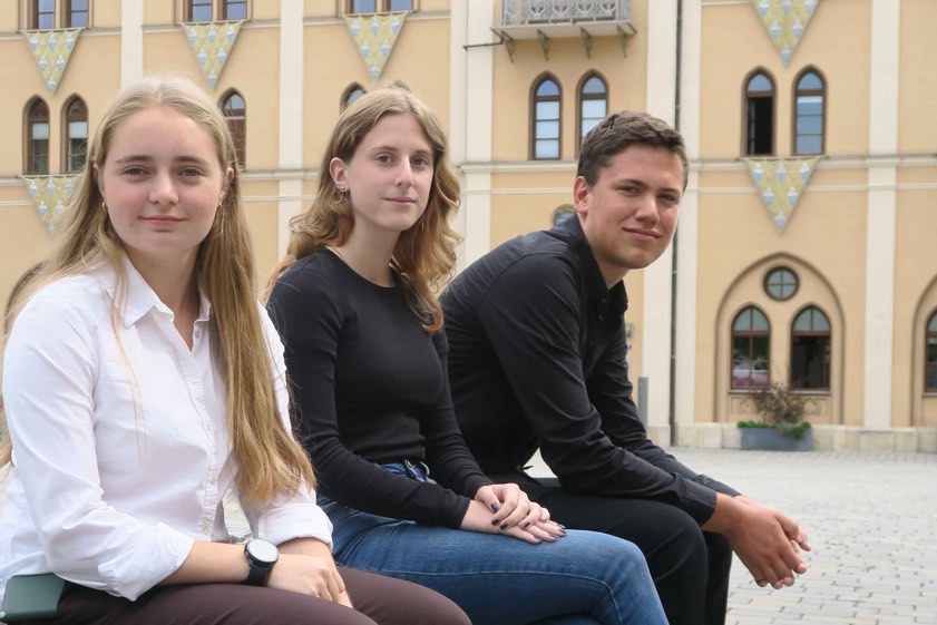 Die drei neuen Auszubildenden der Pfaffenhofener Stadtverwaltung vor dem Rathaus . Fotos: Stadt Pfaffenhofen