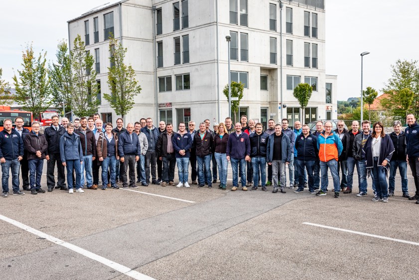 Die Gruppe vor der staatlichen Feuerwehrschule in Regensburg. Foto: Matthes