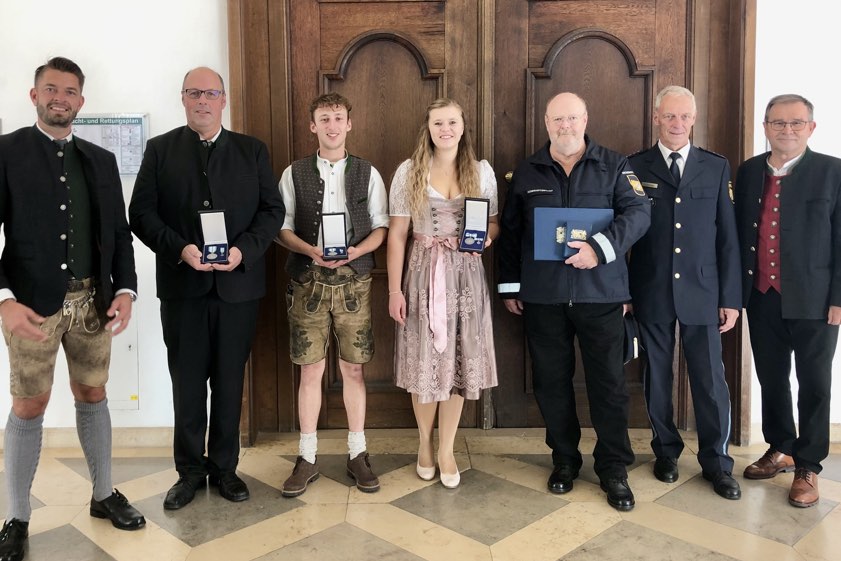 Von links: Georg Ott (Bürgermeister von Ilmmünster und aktueller Vorsitzender der Verwaltungs-Gemeinschaft Ilmmünster-Hettenshausen), Georg Hagl, Maximilian Hagl, Verena Neumann, Karl-Heinz Soost, Klement Kreitmeier (Chef der Polizeiinspektion von Geisenfeld), Karl Huber (Vize-Landrat von Pfaffenhofen). Foto: oh, Fotos unten: Bayerische Staatskanzlei