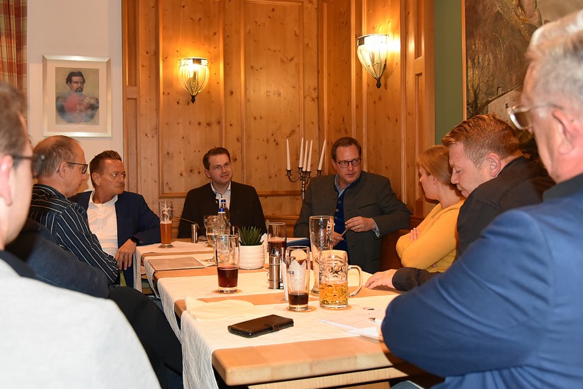 Zum politischen Austausch traf sich CSU-Generalsekretär Martin Huber (4. v. r,) mit dem Pfaffenhofener CSU-Kreisvorsitzenden und Landtags-Abgeordneten Karl Straub (3. v. l.) sowie weiteren Mitglieder des Kreisvorstands und den CSU-Ortsvorsitzenden in Langenbruck. Foto: Abgeordnetenbüro Straub