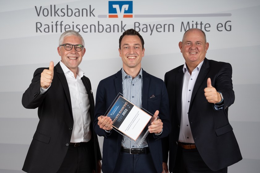 Freuen sich über die Auszeichnung der Gesellschaft für Qualitätsprüfung für die exzellente und professionelle Beratung im Bereich "Private-Banking" für die Volksbank-Raiffeisenbank Bayern-Mitte (von links): Helmut Kundinger (Mitglied der Geschäftsleitung), Benjamin Schmidramsl (Leiter Private-Banking), Frank Haupt (Bereichsdirektor Individualkunden). Foto: Volksbank-Raiffeisenbank Bayern-Mitte