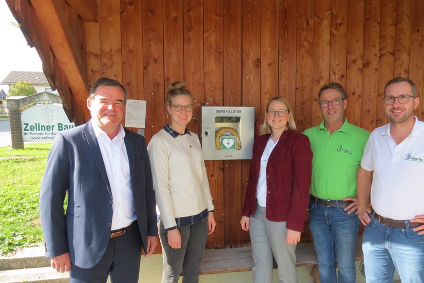 Landrat Albert Gürtner (von links), Magdalena Zellner, Carolin Eder, Johannes Zellner und Simon Zellner. Foto: oh