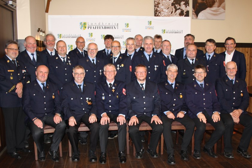 Die für 40 Jahre im aktiven Dienst geehrten Feuerwehrler zusammen mit Landrat Albert Gürtner (rechts) und Kreisbrandrat Armin Wiesbeck (links). Fotos: Appel
