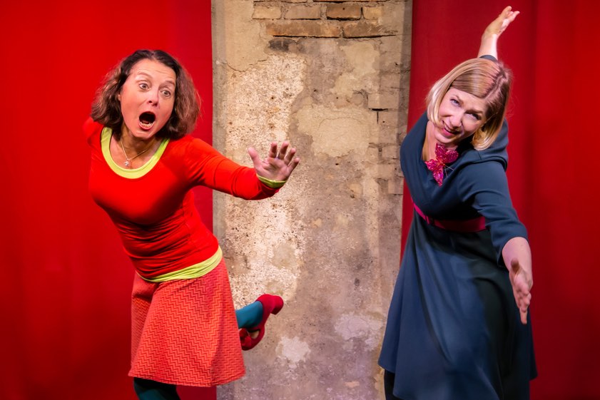 Gabi Altenbach und Ines Honsel auf der Bühne. Foto: Johann Bentele