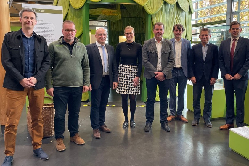 Der neue DHWV-Vorstand: Bernhard Ramsauer (von links), Joachim Gehde, Pascal Piroué, Barbara Berger, Stephan Schinagl, Thomas Kastner, Rudolf Eisemann sowie DHWV-Geschäftsführer Korbinian Meier. Fotos: DHWV