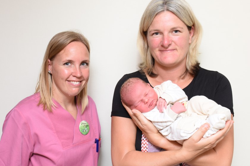 Hebamme Sabrina Höflinger (links) und Carmen Schlagbauer mit ihrem Sohn Lorenz. Foto: Christine Kufer, ITK