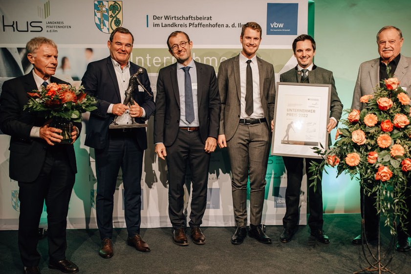 Der diesjährige Unternehmer-Preis des Landkreises Pfaffenhofen ging an Christa Walter von der Waltron-GmbH aus Wolnzach; sie konnte allerdings bei der Verleihung nicht anwesend sein. Nach der Laudatio von Josef Schäch (rechts) wurde der Preis von Landrat Albert Gürtner (Zweiter von links), Bernd Huber vom Wirtschafts-Beirat (links) und KUS-Chef Johannes Hofner (Zweiter von rechts) deshalb an Hannes Walter, den Enkel der Preisträgerin, und den Firmen-Geschäftsführer Andreas Able (Dritter von links) übergeben. Fotos: KUS/annisart