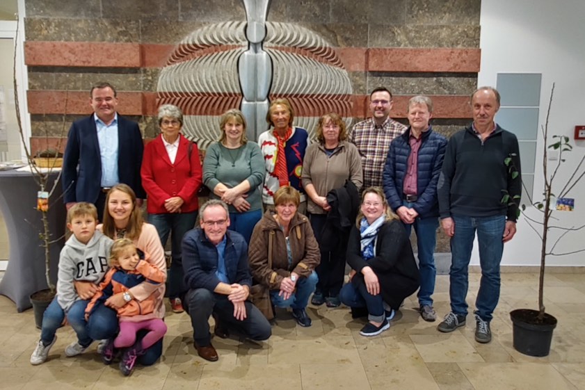 Die Gewinnerinnen und Gewinner aus dem Obst-Quiz mit Landrat Albert Gürtner (links) und Kreis-Fachberater Andreas Kastner (Dritter von rechts). Foto: Landratsamt Pfaffenhofen