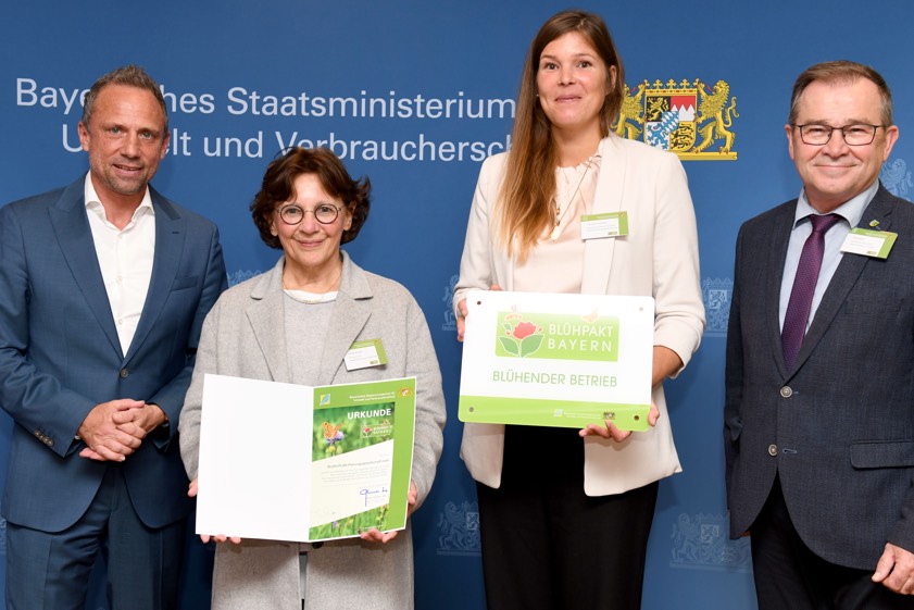 Bayerns Umwelt-Minister Thorsten Glauber (von links) mit Ursula Burkart (Geschäftsführerin von WipflerPlan), Christina Schubert (Teamleiterin für Landschafts-Architektur bei WipflerPLAN) und dem Pfaffenhofener Vize-Landrat Karl Huber. Foto: Bayerisches Staatsministerium für Umwelt und Verbraucherschutz