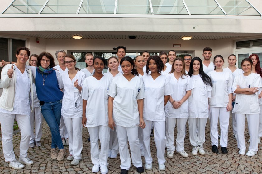 Katja Krammer (Team-Leiterin der Praxis-Anleiter), Annette Burzin (Ausbildungs-Leiterin), Tanja Hölzl (stellvertretende Team-Leiterin der Praxis-Anleiter), Regina Eder (Praxis-Anleiterin), Waltraud Kellerer (Praxis-Anleiterin) und Marcus Huber (Praxis-Anleiter) mit den Azubis am Ilmtalklinik-Standort in Mainburg. Foto: Heckl