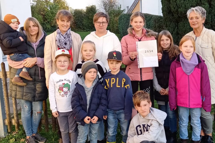 Von links: Elias Neumair, Martina Neumair, Luisa Rohr, Martina Huber, Kerstin Rohr, Laura Rohr, Max Neumair, Lukas Rohr, Katharina Huber, Michael Huber, Luisa Neumair, Emily Kluth und Anne Bienlein. Foto: oh
