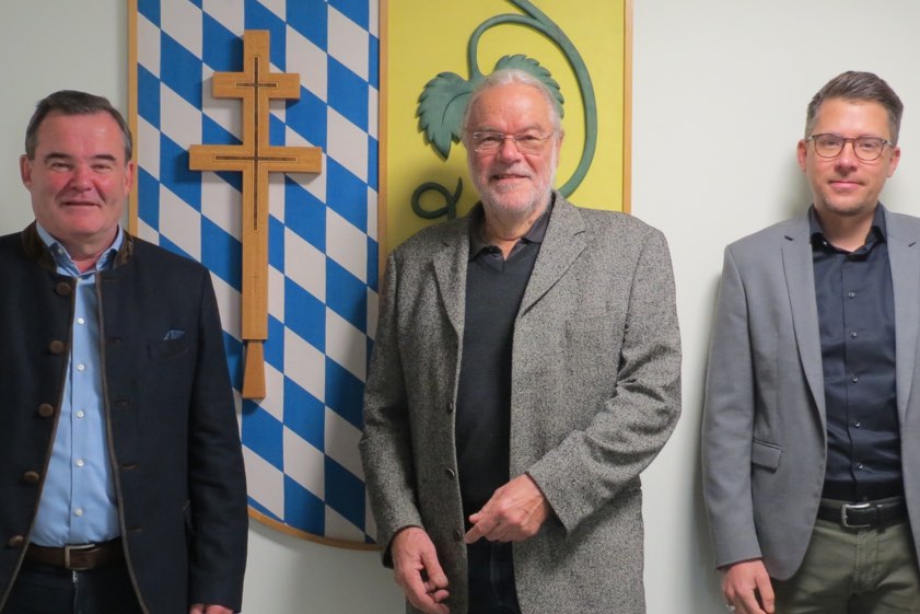 Landrat Albert Gürtner (von links), der neue Kreis-Heimatpfleger Norbert Bergmann und Abteilungs-Leiter Michael Beckmann vom Landratsamt. Foto: Schlosser