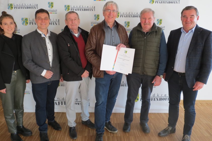 Abteilungs-Leiterin Annika Skorna vom Landratsamt, Senioren-Beauftragter Richard Lechner vom Landratsamt, Karl Leberzam von der AWO Wolnzach, der Wolnzacher AWO-Vorsitzende Willi Strobl, Ludwig Federhofer von der AWO Wolnzach und Landrat Albert Gürtner. Foto: Wohlsperger