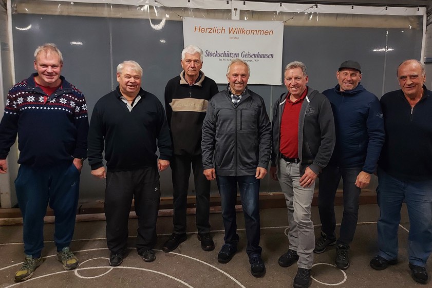 Von links: Christoph Dusl, Stockschützen-Chef Manfred Ostermeier, Alois Ott, Michael Biebel, Helmut Obermeier, Anderl Junkmann, Herbert Dröscher. Franz Schmeller vom zweitplatzierten Team und Willi Reith vom drittplatzierten Team fehlen auf dem Bild. Foto: Rühle