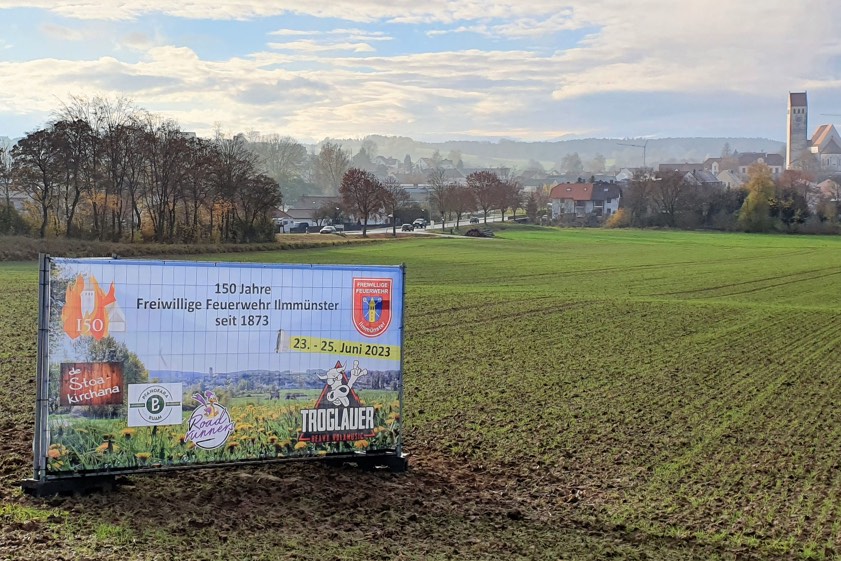 Dieses Banner an der B13 weist schon mal auf das im kommenden Sommer bevorstehende Fest hin.