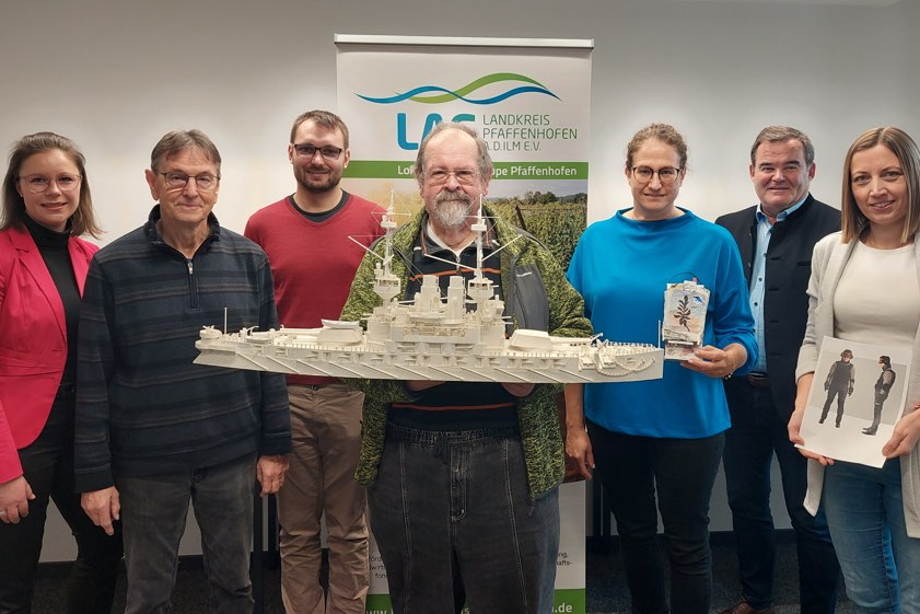 LAG-Managerin Julia Rinne (von links) und Landrat Albert Gürtner (Zweiter von rechts) freuen sich mit den Trägern der vier Kleinprojekte: Anton Gruber, Korbinian Pöppel, Oliver Stoll, Claudia Wastl und Sandra Moll. Foto: LAG