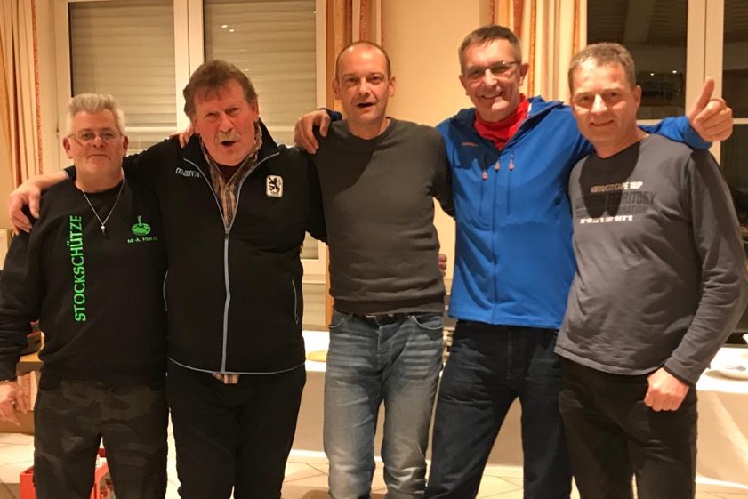 Die Turnier-Sieger Max Hertl (von links), Walter Klesse, Christian Fellner und Norbert Ziegler mit Wettbewerbs-Leiter Josef Diemer.