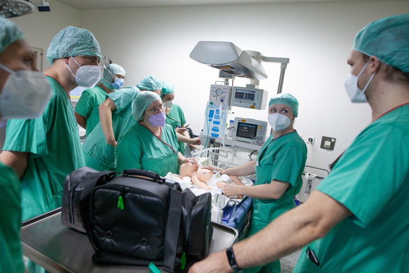 Ärzte und Pflege-Personal bei einer internen Schulung zur Säuglings-Reanimation. Foto: Heckl