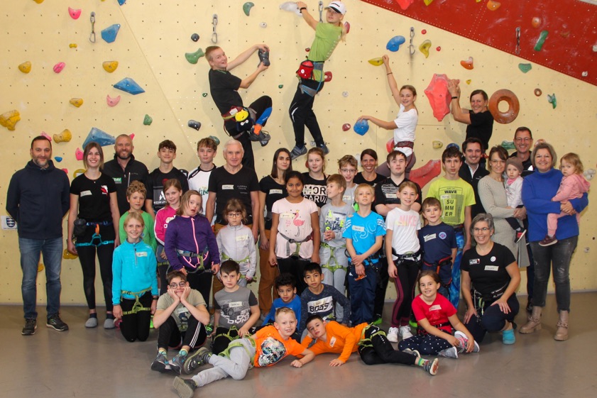 Kinder und Jugendliche aus der heilpädagogischen Tagesstätte kletterten zusammen mit Kindern des Lions-Clubs Pfaffenhofen-Hallertau und Trainern des "PAF-Rock".