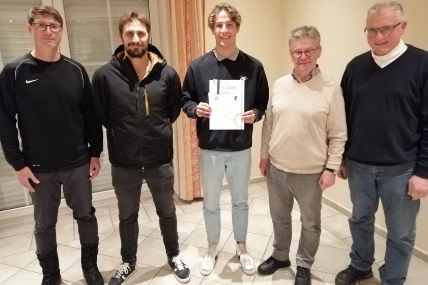 Von links: Jugend-Leiter Florian Spira, Abteilungs-Leiter Johannes Sackl, Lukas Preitschopf, Förder-Vereins-Vorsitzender Florian Weiß und SVI-Vorsitzender Manfred Esterl. Foto: oh