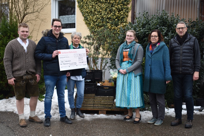 Von links: Semester-Sprecher Lukas Niedermeier, Semester-Sprecher Simon Brunner, "Tafel"-Leiterin Anne Bienlein, Semester-Sprecherin Theresa Gschwendtner, Schul-Leiterin Petra Praum und Gerald Eisenberger, der Kassier des "Tafel"-Fördervereins. Foto: Kegel, AELF