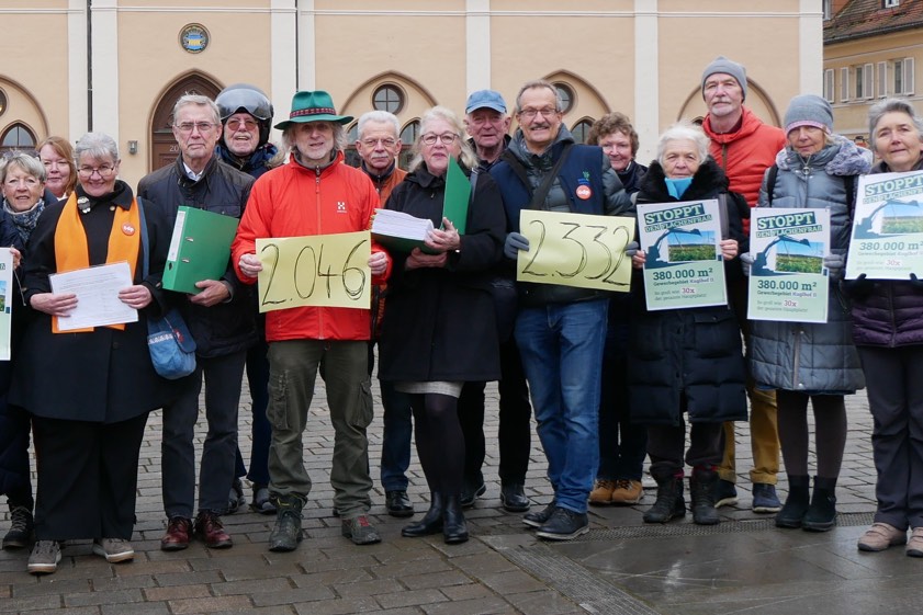 Die drei Sprecher der Interessen-Gemeinschaft – Christine Janicher-Buska (BN), Manfred "Mensch" Mayer (GfG) und Bernhard Ugele (ÖDP) – mit Unterstützern vor dem Rathaus in Pfaffenhofen. Foto: oh