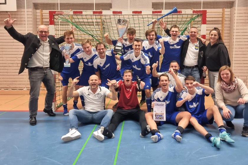 Stehend, von links: Der Pfaffenhofener Schiedsrichter-Obmann Wolfgang Inderwies, David Raabe (TSV Jetzendorf), Niklas Großmann (FSV Pfaffenhofen) mit dem Turnierpokal, Kapitän Manuel Kestler (FC Geisenfeld) mit dem Wanderpokal, Maximilian Merkl (SV Geroldshausen), Fabian Anders (FC Geisenfeld), Michael Schrag (SV Geroldshausen), Paul Starzer (FSV Pfaffenhofen), Kreis-Ehrenamts-Beauftragter Norbert Thurner und Pelin Gürle. Sitzend, von links: Teamchef Mustafa Köroglu (Türk-SV Pfaffenhofen), Emanuel Zauner (HSV Rottenegg), Benjamin Lukas (FSV Pfaffenhofen), stellvertretender Schiri-Lehrwart Derya Gleisenberg, Max Rottenwaller (SV Ilmmünster) und Lissy Kestler. Nicht mit auf dem Foto ist Cem Arici (MTV Pfaffenhofen), der früher abreisen musste. Fotos: oh