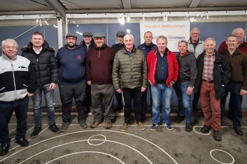 Wettbewerbs-Leiter Manfred Ostermeier (von links), Bürgermeister Josef Heigenhauser sowie die Mitglieder der drei bestplatzierten Teams. Foto: Rühle