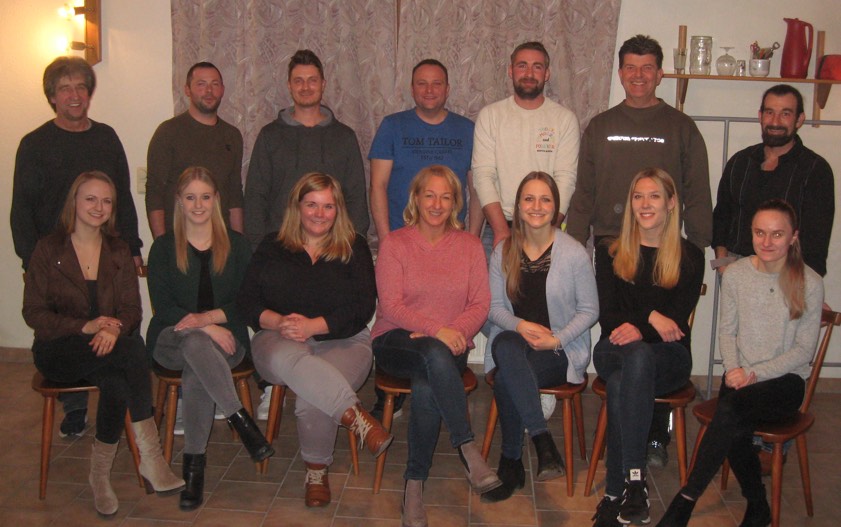 Erste Reihe, von links: Katharina Nißl, Simone Heckmaier, Tanja Ehrmaier, Sieglinde Lobmayer, Veronika Kaindl, Anna Hillebrand, Maria Nißl. Zweite Reihe, von links: Anton Rannertshauser, Matthias Kollmannsberger, Richard Deckner, Markus Fischaleck, Korbinian Stampfl, Anton Lobmayer, Lorenz Mühlthaler. Foto: oh