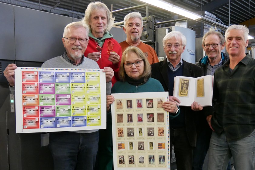 Bei der Übergabe der ersten Drucke für die Regionalgeld-Serie 2023 in der Druckerei "Humbach & Nemazal" in Pfaffenhofen: Christa Radlmeier vom Vorstand des Regionalgeld-Vereins sowie Herbert Patig (von links), Manfred "Mensch" Mayer vom Regionalgeld-Vereins-Vorstand, Drucker Bruno Nemazal, Hans Hipp, Willy Hailer und Drucker Helmut Humbach. Foto: oh