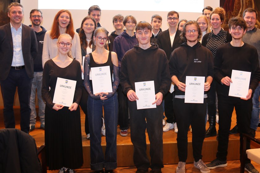 Bürgermeister Thomas Herker (von links), Stadtjugendpfleger Matthias Stadler, Laura Gnann, Leoni Leichtl, Paula Stahl, Elias Hehme, Susanne Gürtner, Emil Kirschner, Lina Franke, Leo Wannoschek, Felix Dick, Vedran Simatovic, Sofia Burlacioiu, Josua Kock, Romy Jacobs, Ruben Altendorf, die städtische Jugend-Referentin Julia Spitzenberger, Yunus Emre Tekin und Christoph Höchtl von der Stadtverwaltung. Nicht anwesend: Jugend-Parlamentarierin Victoria Gallus. Foto: Stadtjugendpflege