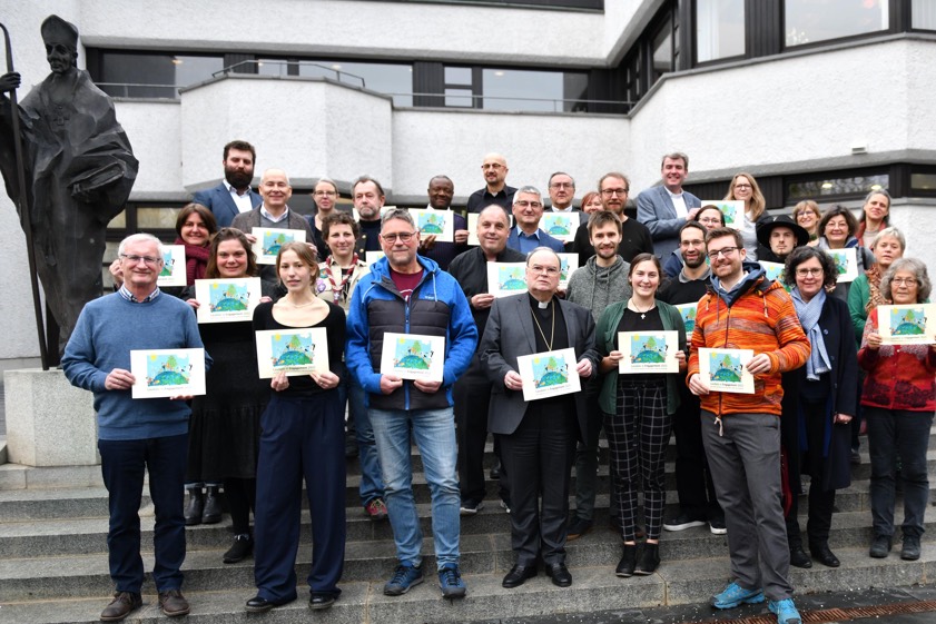 Für ihren Einsatz für das Wohl der Schöpfung haben eine Auswahl von Pfarreien, Gruppierungen und Verbänden aus dem Bistum Augsburg die ersten "Laudato si"-Plaketten von Bischof Bertram Meier überreicht bekommen. Foto: Rösch, pba.