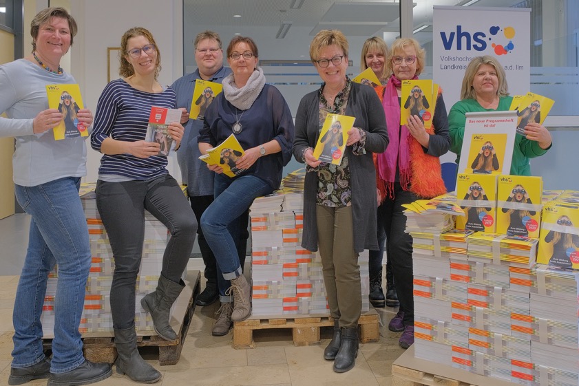 Das VHS-Team: Lucie Nothnagel (von links), Melanie Bayerlein, Michael Hagn, Susan Ilschner, Alice-Köstler-Hösl, Katrin Angermeier, Irene John und Heidi Galster. Foto: Landratsamt Pfaffenhofen