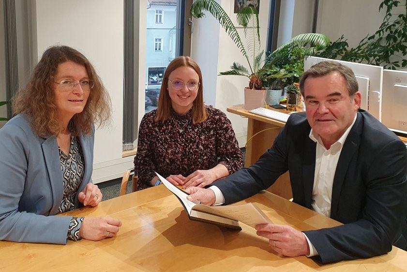 Michaela Braun (links), stellvertretende Leiterin der Hauptverwaltung am Landratsamt, und Carina Paula mit Landrat Albert Gürtner. Foto: Mayer