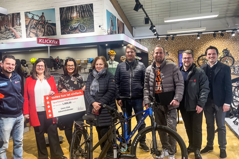 Von links: Matthias Kratzer (Kratzer-Bikes), Ingrid Stocker (Sparkasse Pfaffenhofen), Hatice Riggelsen, Karoline Spring, Marko Geißler, Markus Utz, Fabian Stahl (Stahl-Computertechnik) und der derzeitige hiesige Lions-Club-Präsident Johannes Hofner. Foto: oh