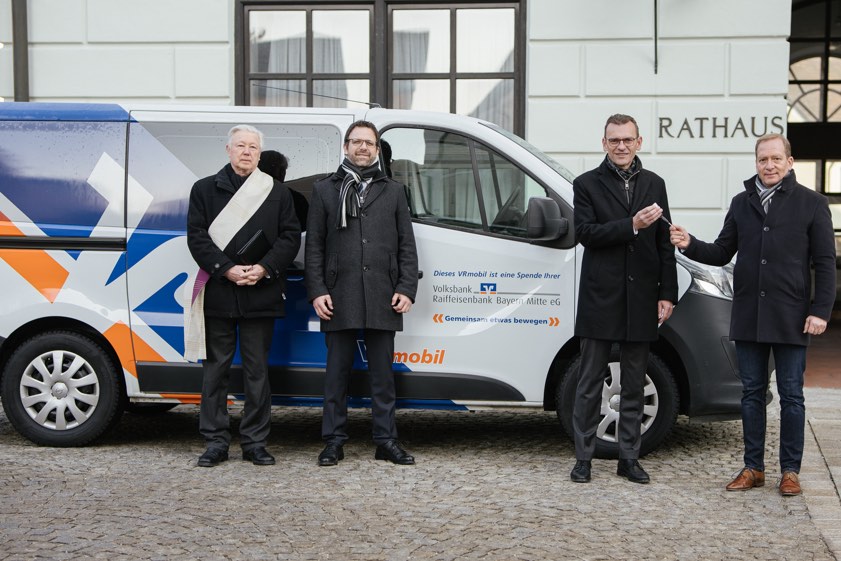 Von links: Pfarrer Andreas Ring, Christian Grassl (Regional-Leiter der VR Bayern-Mitte), Thomas Lange (Vorstands-Mitglied der VR Bayern-Mitte), Bürgermeister Bürgermeister Paul Weber. Foto: oh
