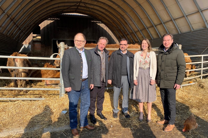 Minister Klaus Holetschek (Mitte) mit Nadine und Johann Angermeier sowie dem Landtags-Abgeordneten Matthias Enghuber (rechts) und Christian Wild (links), dem Leiter des Amts für Ernährung, Landwirtschaft und Forsten Ingolstadt-Pfaffenhofen. Foto: StMGP