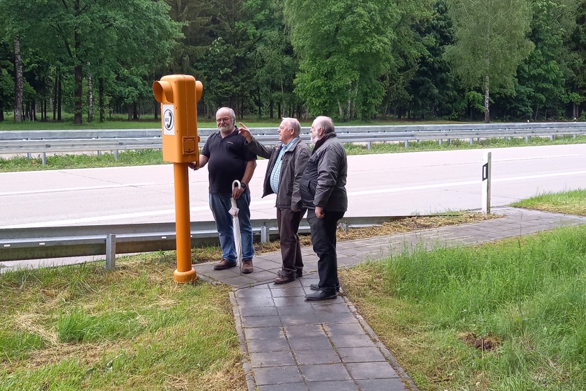 Hier gibt es eine: Friedrich Linnert, Werner Katschke und Ernst Richter vom ACE-Kreis Kelheim besichtigen die Notrufsäule am Rastplatz "Großmuß" neben der A93 in Fahrtrichtung Regensburg. "So gut erreichbar sollte es auf jedem Rastplatz eine geben", lautet ihre Botschaft. Fotos: ACE, Hildebrand