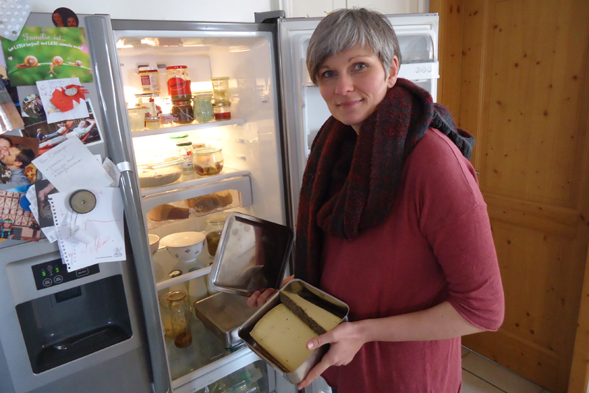 Patricia Kufer vor ihrem plastikfreien Kühlschrank. Foto: Archiv