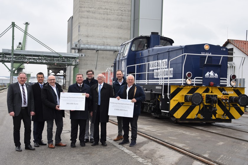 Von links: Christian Nerb (Bürgermeister von Saal/Donau), Dieter Scholz (Vorstands-Chef der Kreissparkasse Kelheim), Landrat Martin Neumeyer, Verkehrsminister Christian Bernreiter, Christian Schweiger (Bürgermeister von Kelheim), Landtags-Abgeordneter und Ex-Landrat Hubert Faltermeier, Tobias Schlauderer (Geschäftsleiter des Zweckverband der Häfen im Landkreis Kelheim), Franz Kürzl (Geschäftsführer KM-Süd-Invest-GmbH). Foto: Sendtner, Landratsamt Kelheim