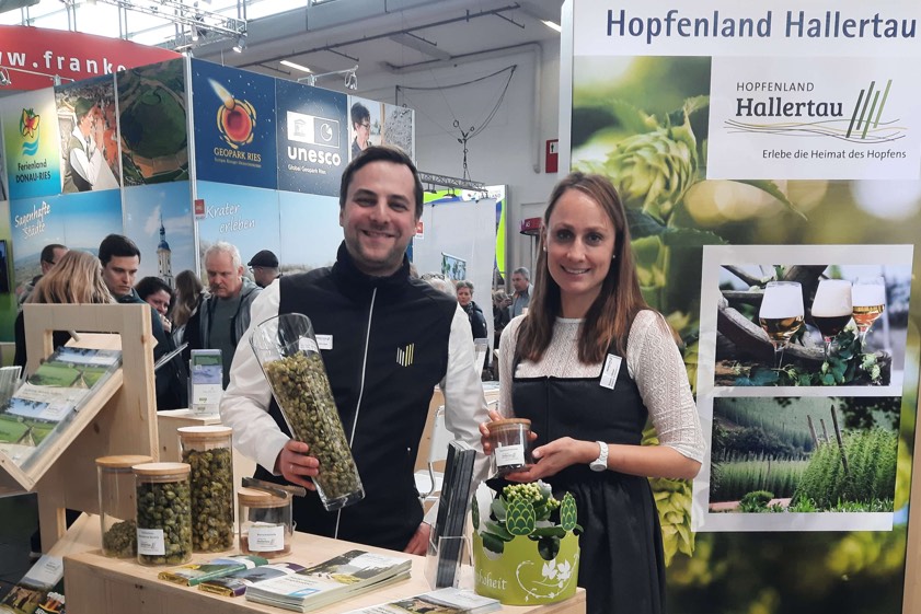 Andreas Regensburger vom Kommunal-Unternehmen für Struktur-Entwicklung im Kreis Pfaffenhofen (KUS) und Susanne Beyer vom "Hopfenland Hallertau Tourismus e.V.". Foto: Katharina Krautmann