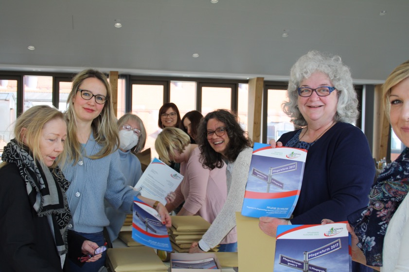 Mitglieder der Arbeits-Gruppe "Inklusion, Pflege, Behinderung" im "Bündnis für Familie" beim Verpacken der neuen Auflage der Pflege-Broschüre. Foto: Berger