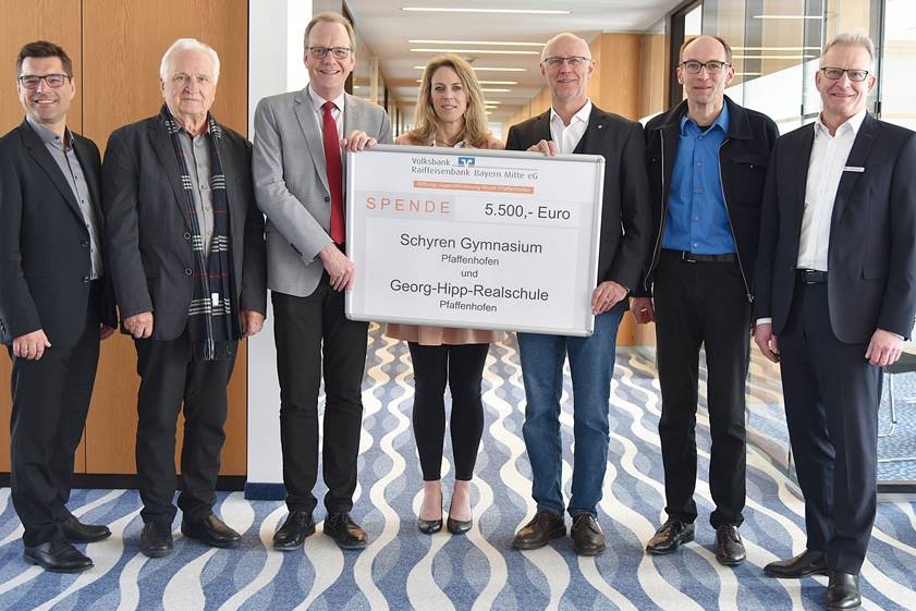 Andreas Streb (links), stellvertretender Vorstands-Chef der Volksbank-Raiffeisenbank Bayern-Mitte, übergab gestern symbolischen einen großen Spenden-Scheck.