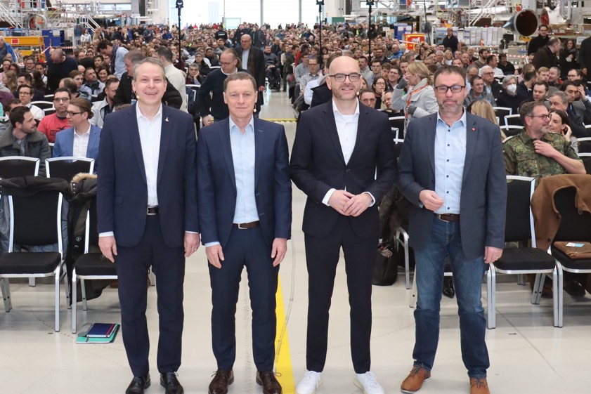 Bei der heutigen Betriebs-Versammlung in Manching; von links: Stefan Römelt (Standort-Leiter von Airbus in Manching), Johannes Kleidorfer (Personal-Leiter von Airbus in Manching), Thomas Pretzl (Betriebsrats-Chef bei Airbus in Manching) und Carlos Gil (Erster Bevollmächtigter der IG-Metall Ingolstadt). Foto: Betriebsrat "Airbus Defence and Space" Manching